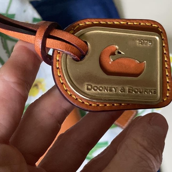 Dooney & Bourke like new purse. Excellent condition. Comes with blue outer sack - Picture 2 of 5